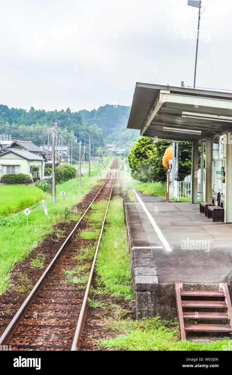 Perjalanan Takaki menuju pertemuan yang tak terjadi Pemandangan kereta api di Jepang, menggambarkan perjalanan dalam film