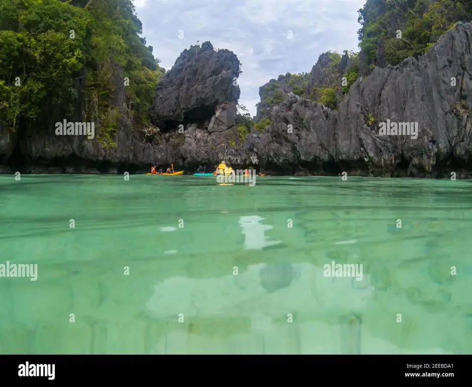 Suasana Kota di Black Lagoon Gambar pemandangan di Black Lagoon