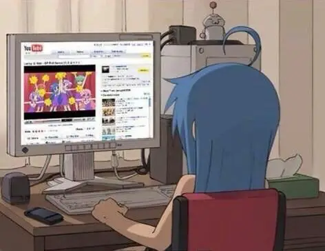 Menonton Anime dengan Nyaman Seseorang menonton anime di laptop