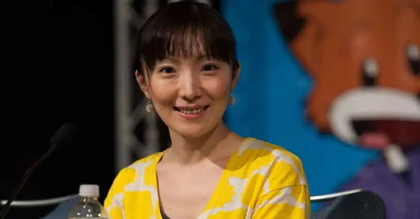 Proses Pengisian Suara Anime Gambar beberapa pengisi suara anime sedang bekerja di studio rekaman