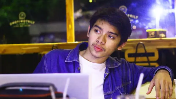 Latihan Pengisi Suara Anime Seorang pengisi suara anime muda Indonesia sedang berlatih.