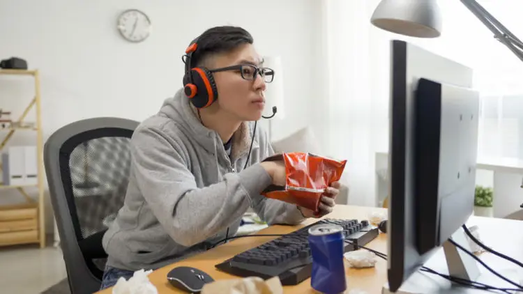Menonton Anime dengan Nyaman Seseorang menonton anime di laptop