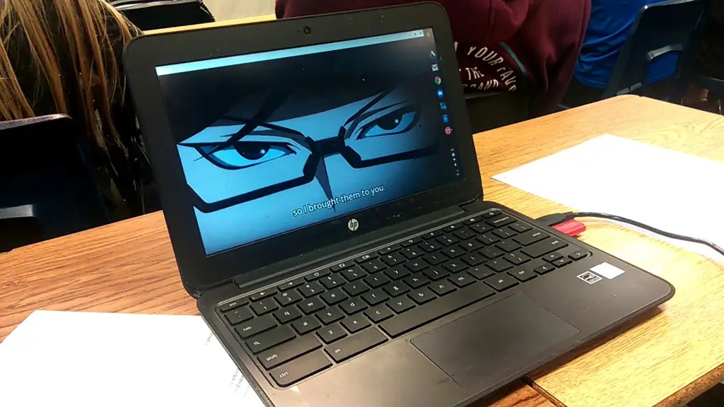Menikmati film anime dengan laptop Seseorang menonton film anime di laptop