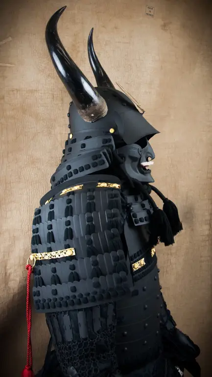 Baju Zirah Samurai Gambar baju zirah samurai Jepang yang detail, yang mungkin menginspirasi desain kostum dalam anime Garo.
