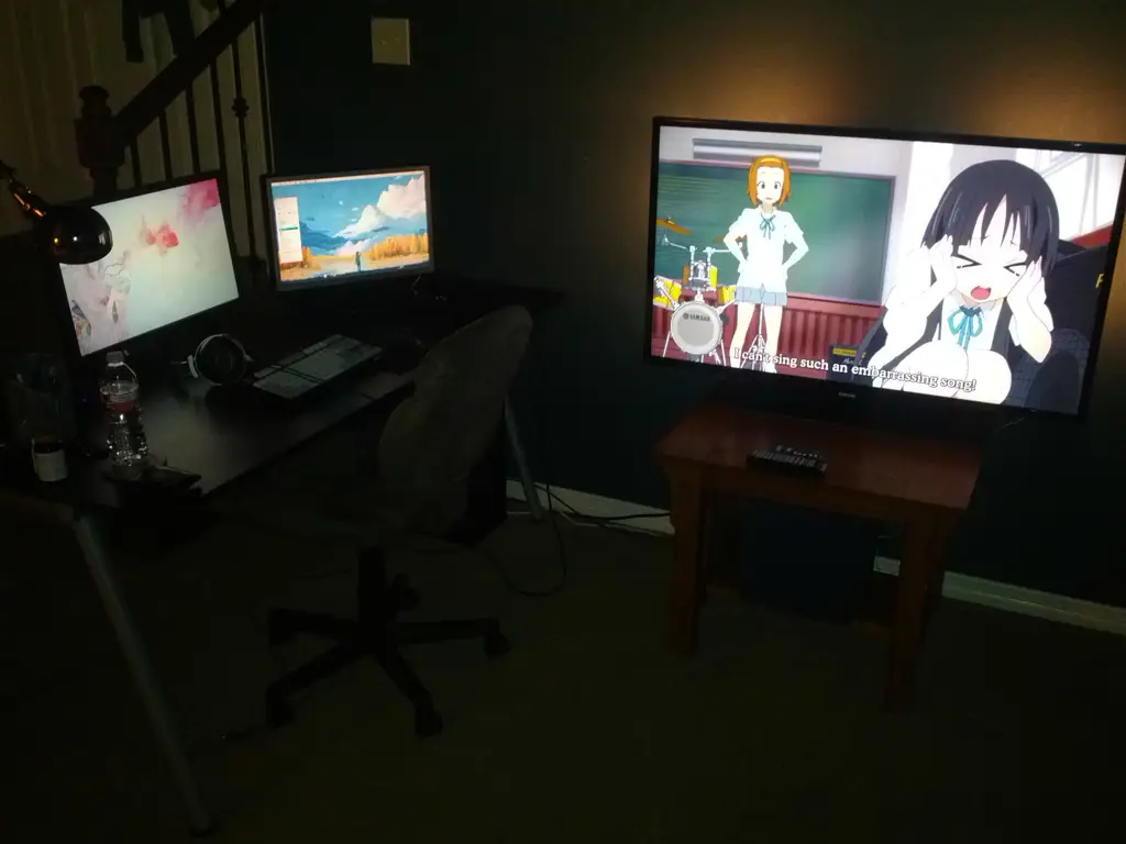 Menikmati Anime di Rumah Gambar seseorang menonton anime di rumah