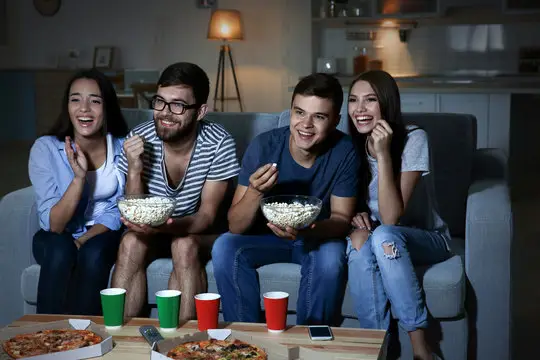 Menikmati Film Anime Bersama Teman Gambar teman-teman menonton film anime bersama