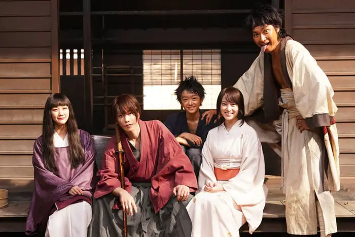 Perbedaan visual anime dan live action Perbandingan visual antara anime dan live action Rurouni Kenshin