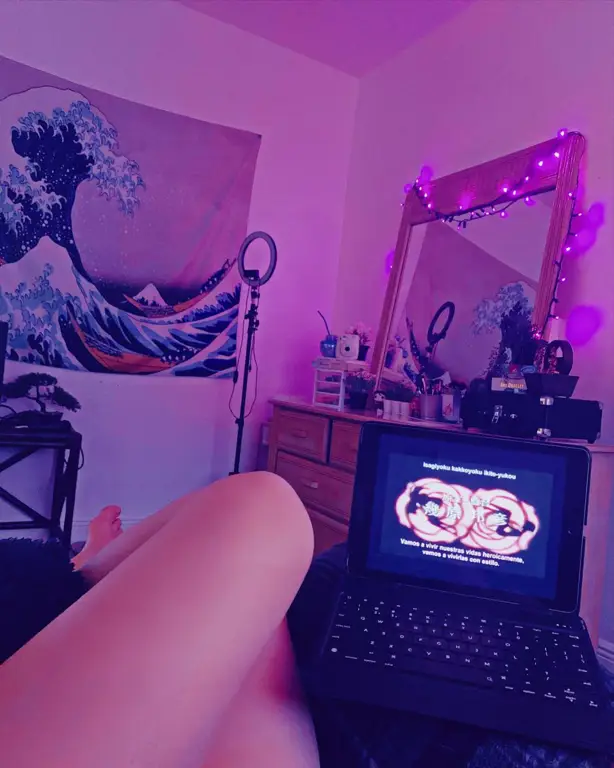 Menikmati Streaming Anime dengan Nyaman Seseorang sedang menonton anime di laptop